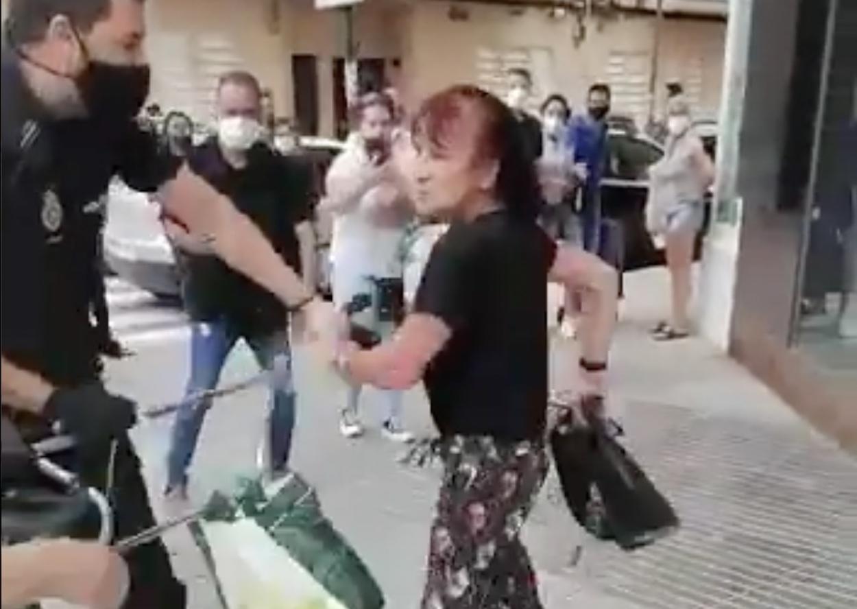 Una mujer agrede a otra en Murcia. Twitter