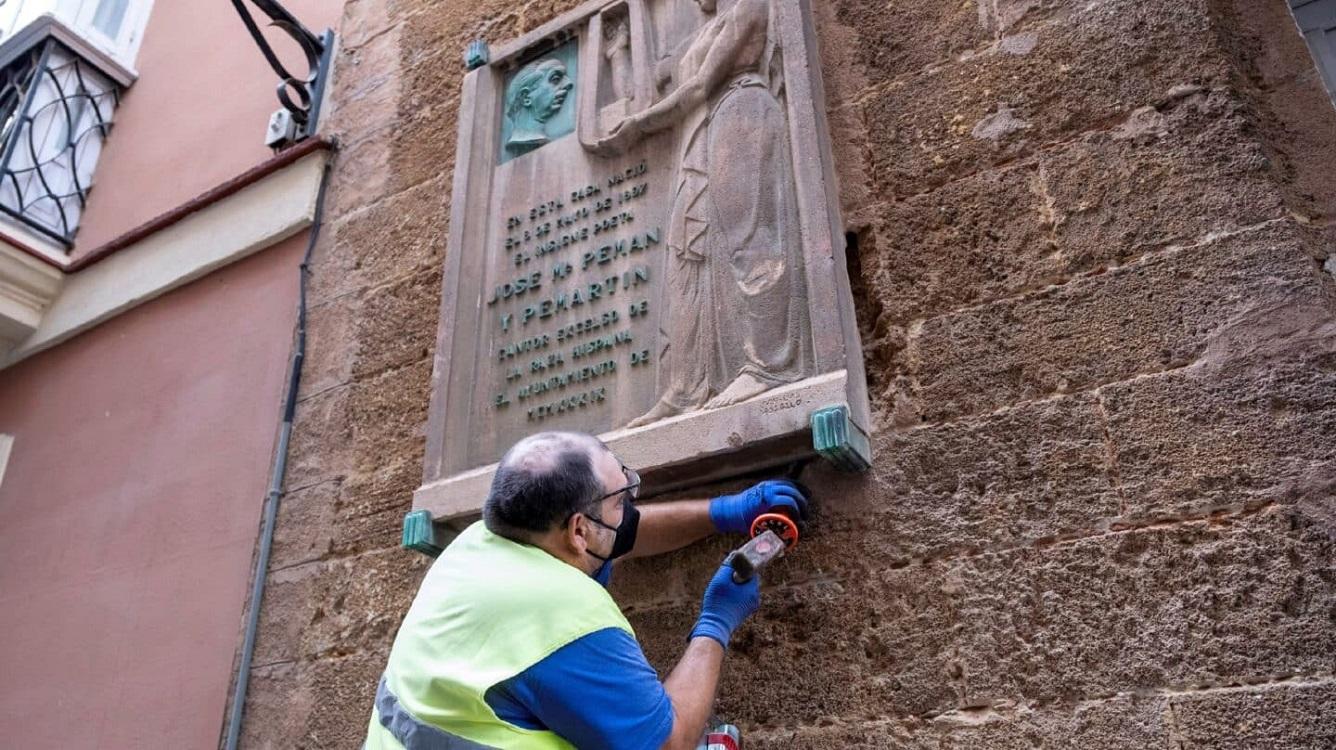 Un operario retira la placa de José María Pemán.