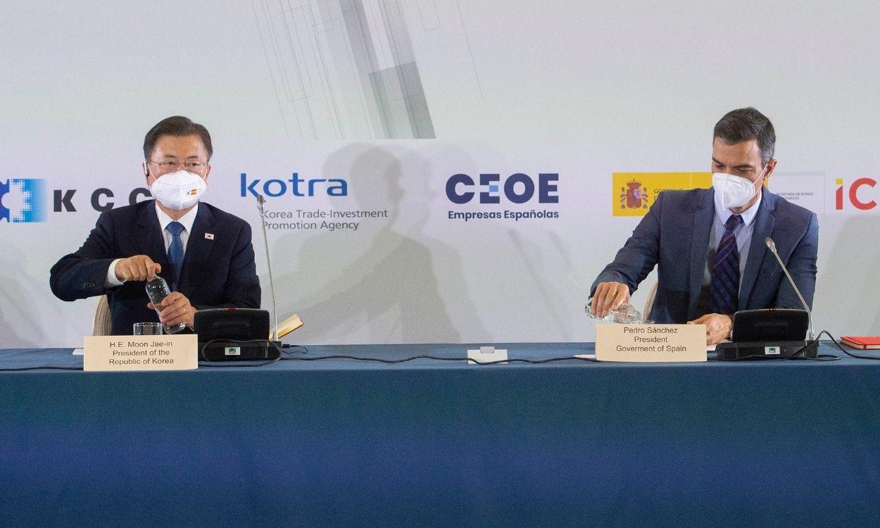 El presidente de la República de Corea, Moon Jae in y el presidente del Gobierno, Pedro Sánchez, en una rueda de prensa en la inauguración del Foro empresarial España Corea   A. Ortega Europa Press