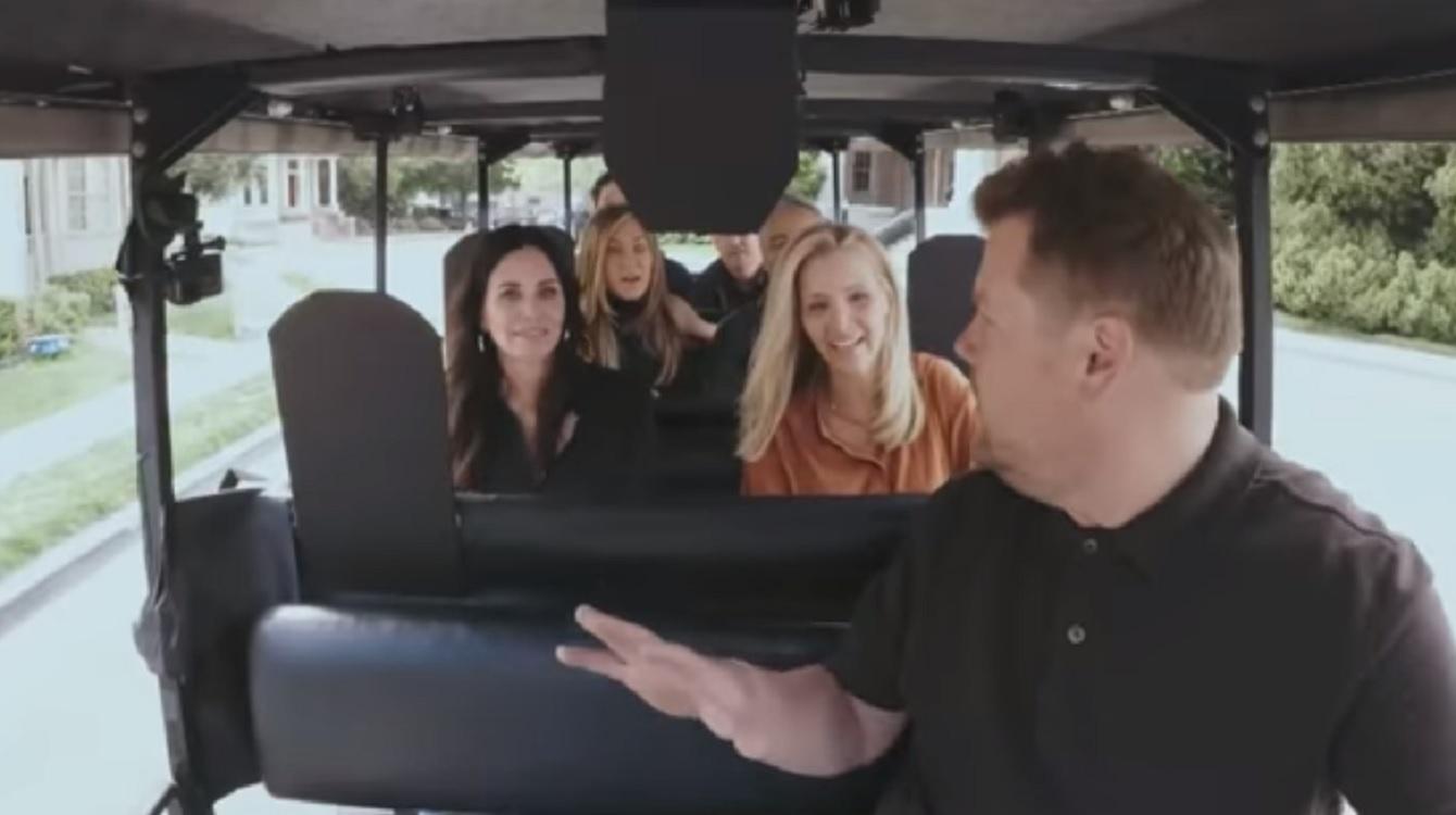 Los actores de Friends con el presentador James Corden en la Warner