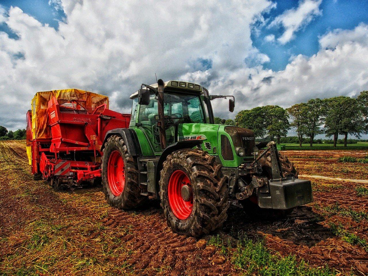 Imagen de recurso de un tractor en un campo. Fuente: Pixabay.