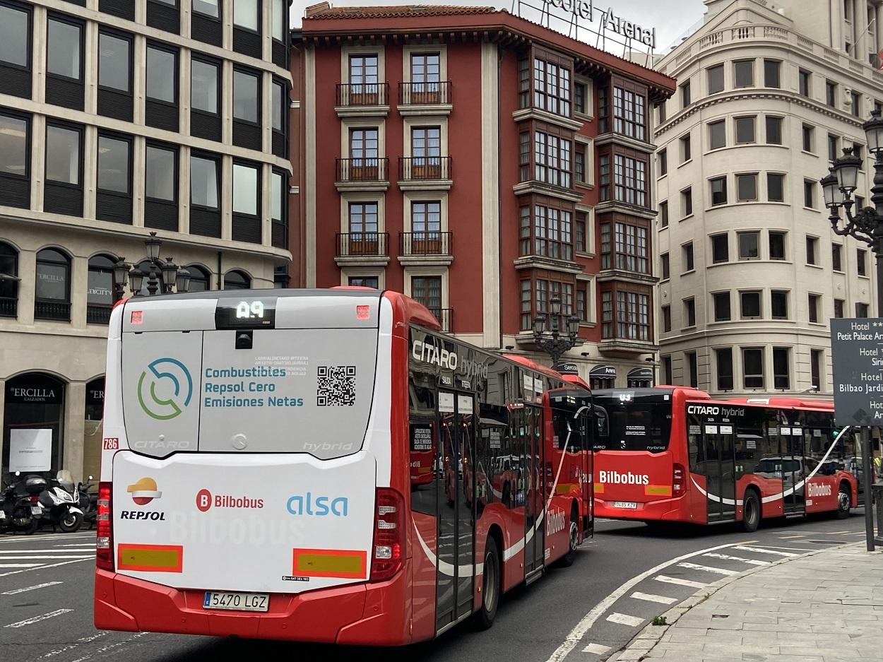 Foto de un autobús de la flota de Bilbobus, operada por Alsa, circulando por las calles de Bilbao con un combustible cero emisiones netas