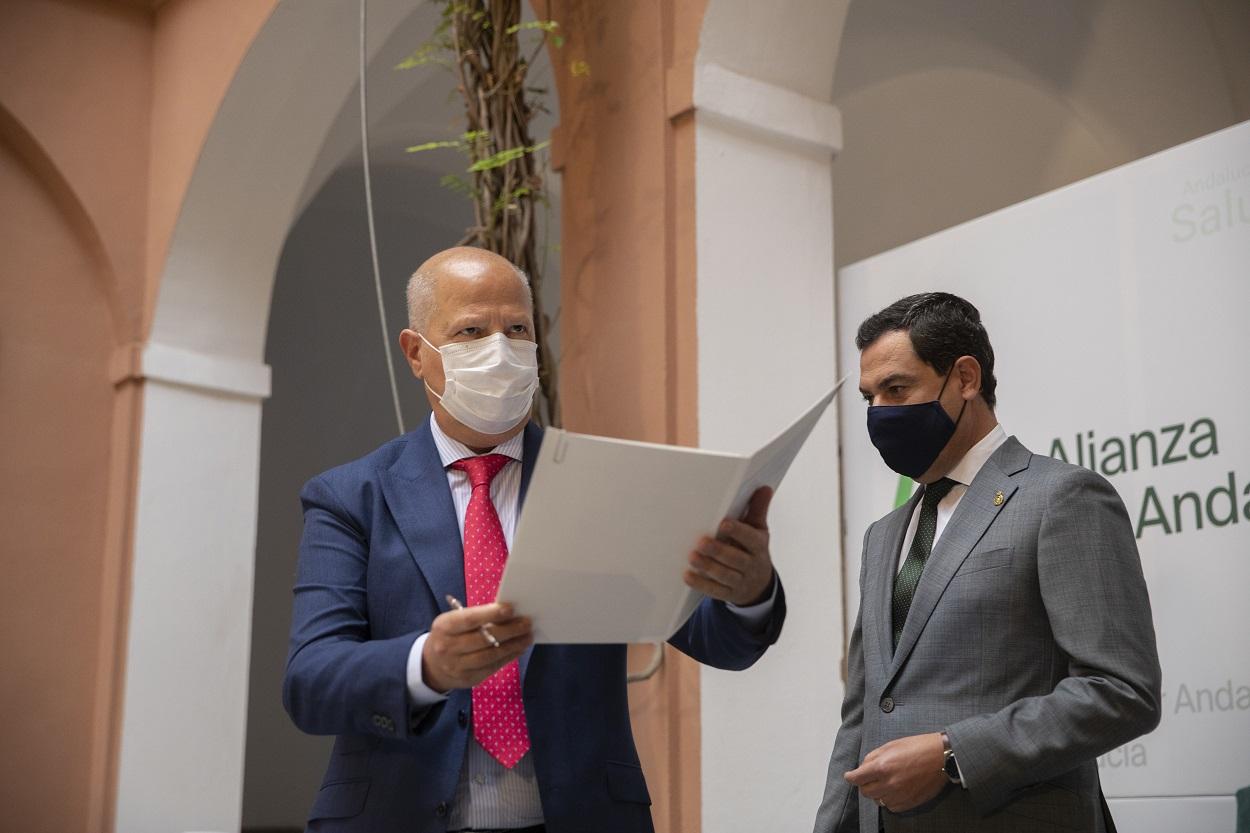 El consejero de Educación y Deporte, Javier Imbroda (i), junto al presidente de la Junta de Andalucía, Juanma Moreno (d). María José López / Europa Press