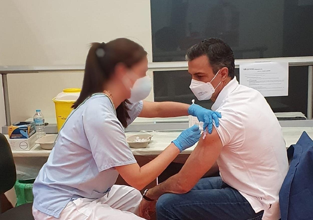 Pedro Sánchez recibe la primera dosis de la vacuna