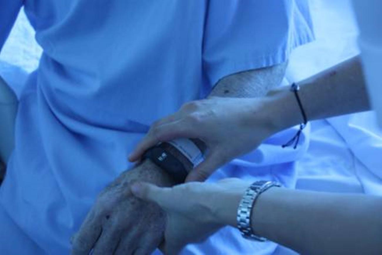El Hospital Universitario Rey Juan Carlos monitoriza la actividad física de los pacientes con enfermedades oncohematológicas a través de pulseras.  