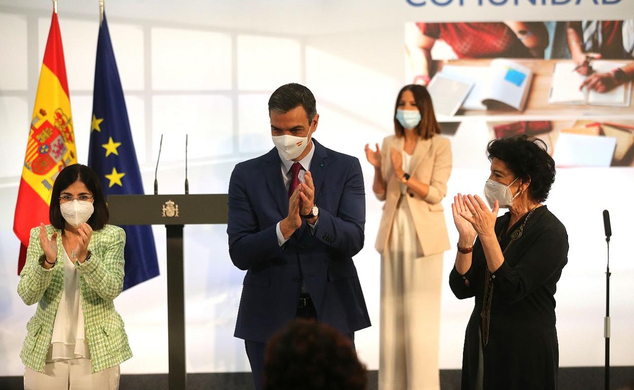 De izquierda a derecha: Carolina Darias, ministra de Sanidad; Pedro Sánchez, presidente del Gobierno; e Isabel Celáa, ministra de Educación, en un homenaje a la comunidad educativa. EP