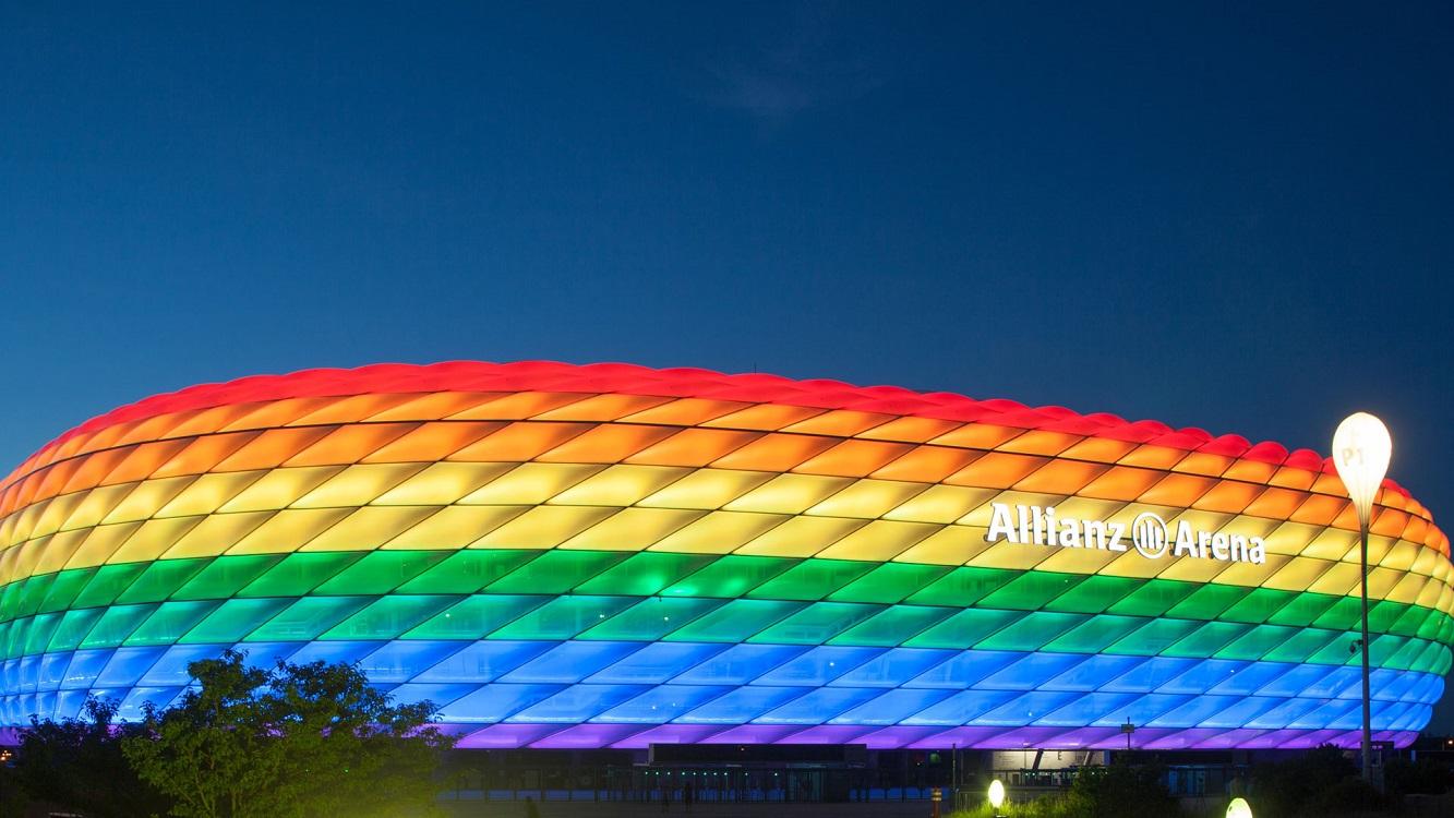 El Allianz Arena iluminado con los colores del arcoíris. Fuente: FC Bayern. 