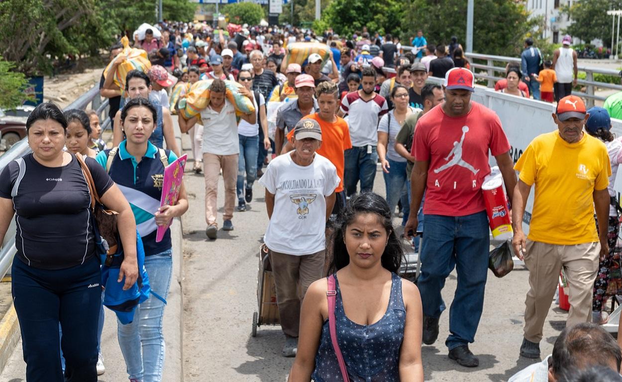 Refugiados venezolanos cruzan la frontera con Colombia. EP