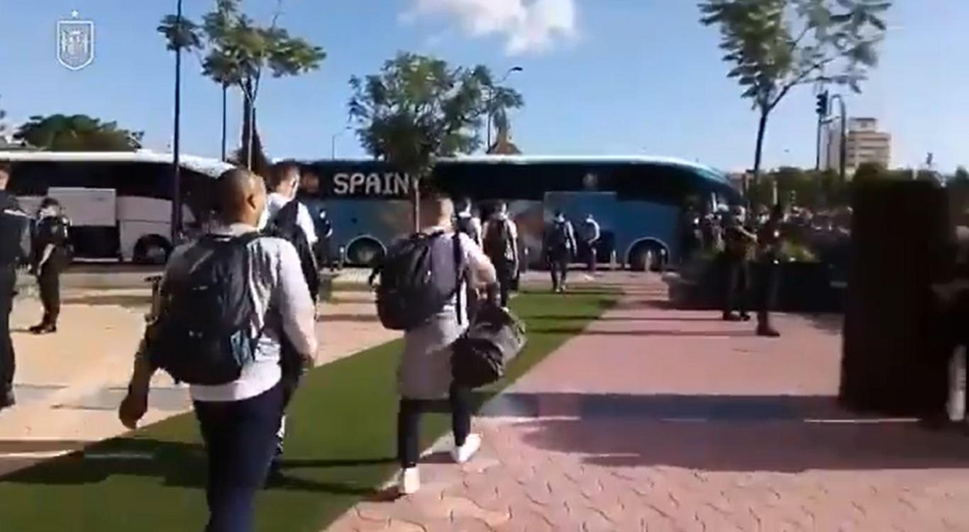 Lluvia de críticas a los jugadores de la selección por no saludar a los aficionados antes del partido de Polonia. Fuente: Twitter.