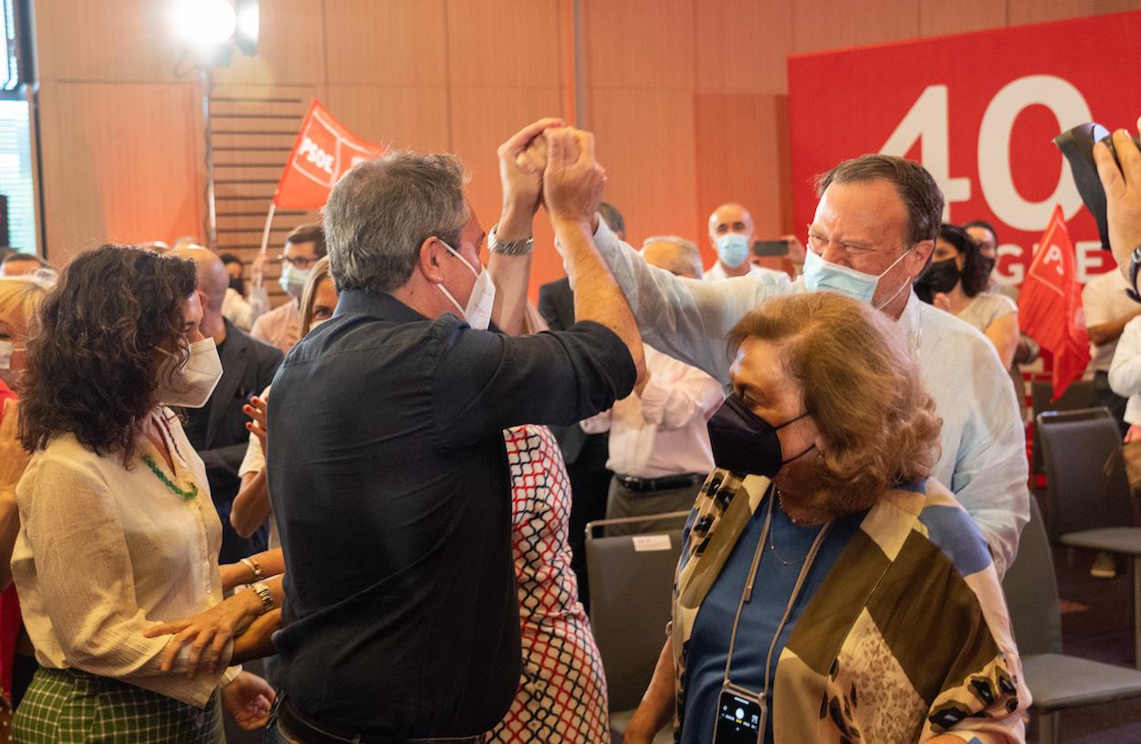Juan Espadas saluda a su antecesor socialista en la Alcaldía de Sevilla, Alfredo Sánchez Monteseirín. EDUARDO BRIONES/EP