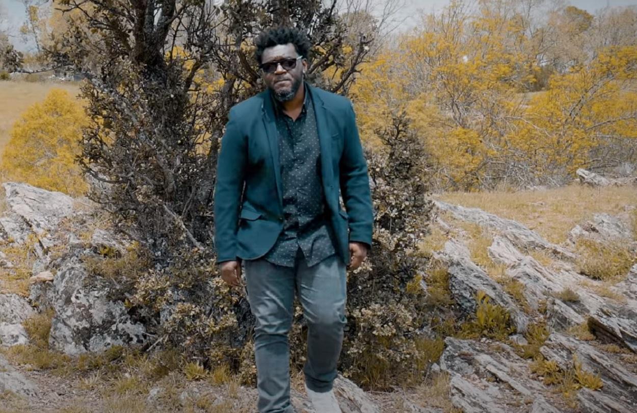 El rapero Frank-T, en el videoclip de su última canción 'Dame un micro y verás'