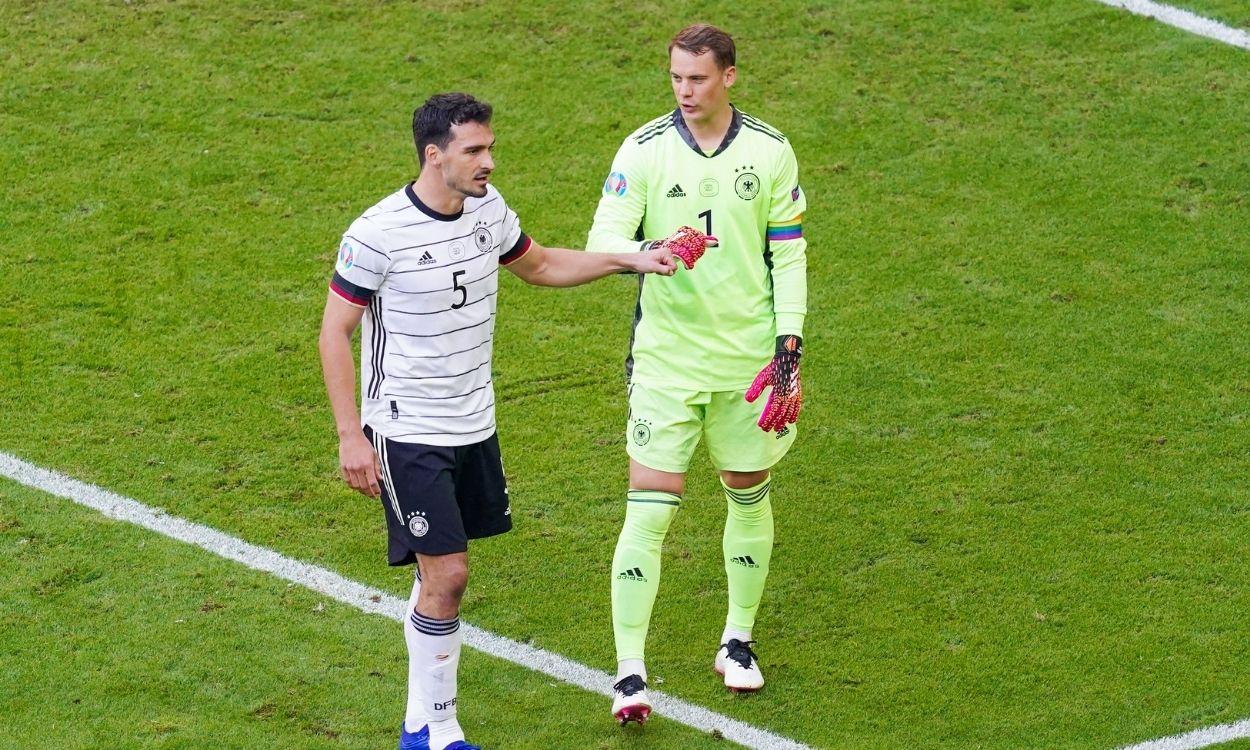 El portero de Alemania, Manuel Neuer, portando el brazalete LGTB, junto al central del Dortmund Matt Hummels. Europa Press.