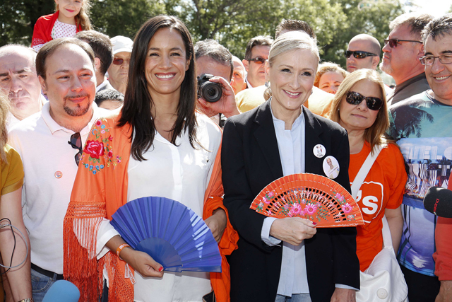 Cristina Cifuentes y Begoña Villacís en la Pradera de San Isidro Cristina Cifuentes y Begoña Villacís en la Pradera de San Isidro