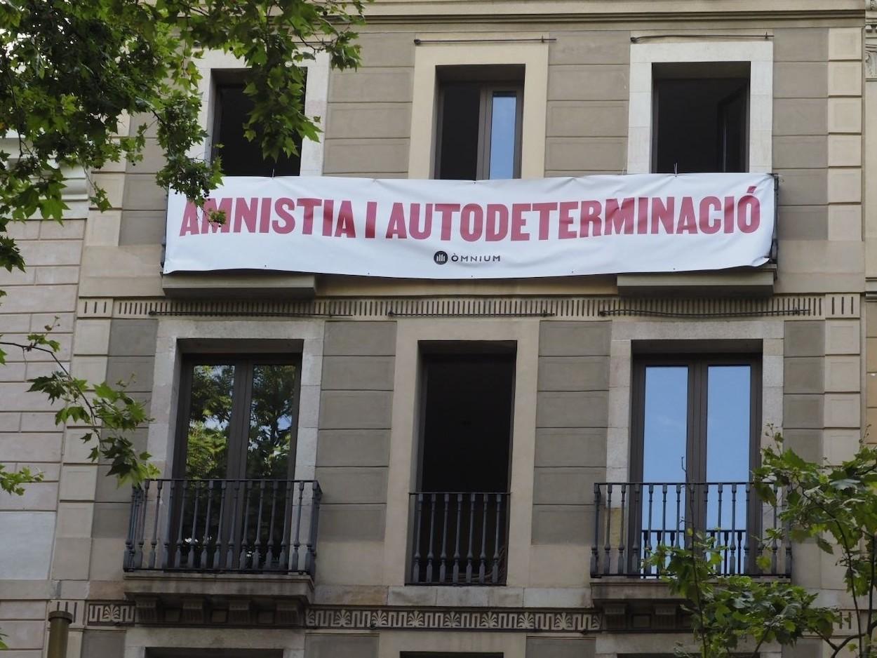 Pancarta desplegada ante el Liceu reclamando a Sánchez amnistía para los presos del procés