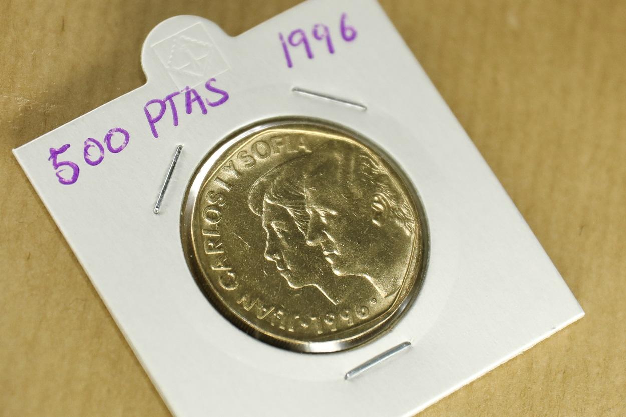 Moneda de 500 pesetas del año 1996 con el rostro de los Reyes eméritos Juan Carlos I y Sofía. Europa Press