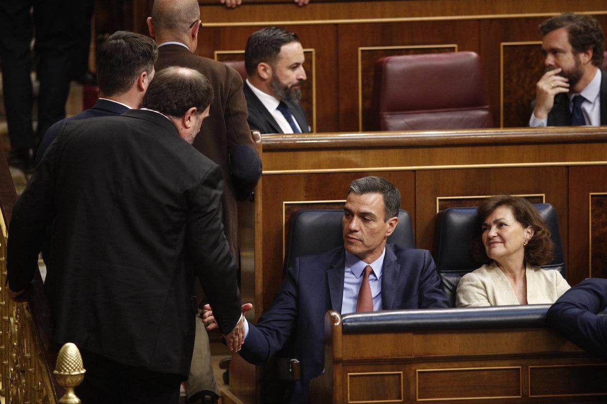 Oriol Junqueras junto al presidente del Gobierno, Pedro Sánchez, en el Congreso de los Diputados
