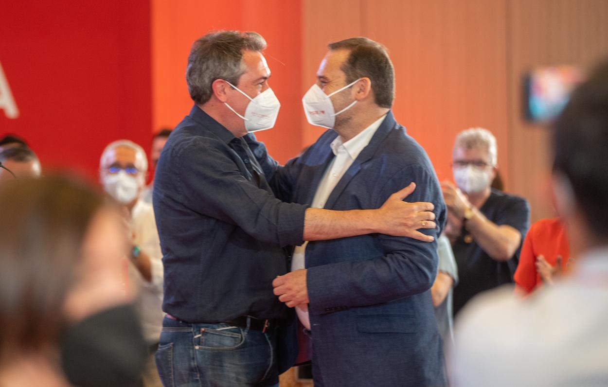 Juan Espadas y José Luis Ábalos, número dos de Ferraz, se saludan en un acto del PSOE. EDUARDO BRIONES/EP