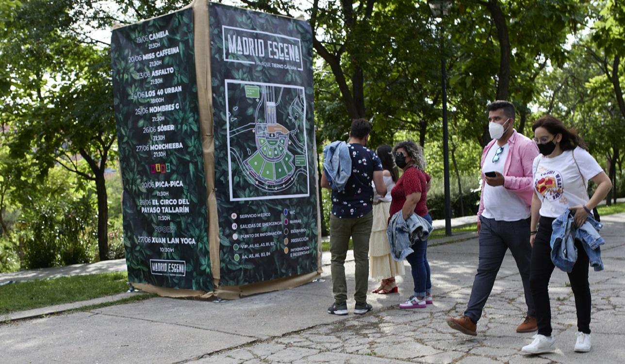 Ciudadanos pasean por la calle en el fin de semana anterior al fin de la mascarilla. EP