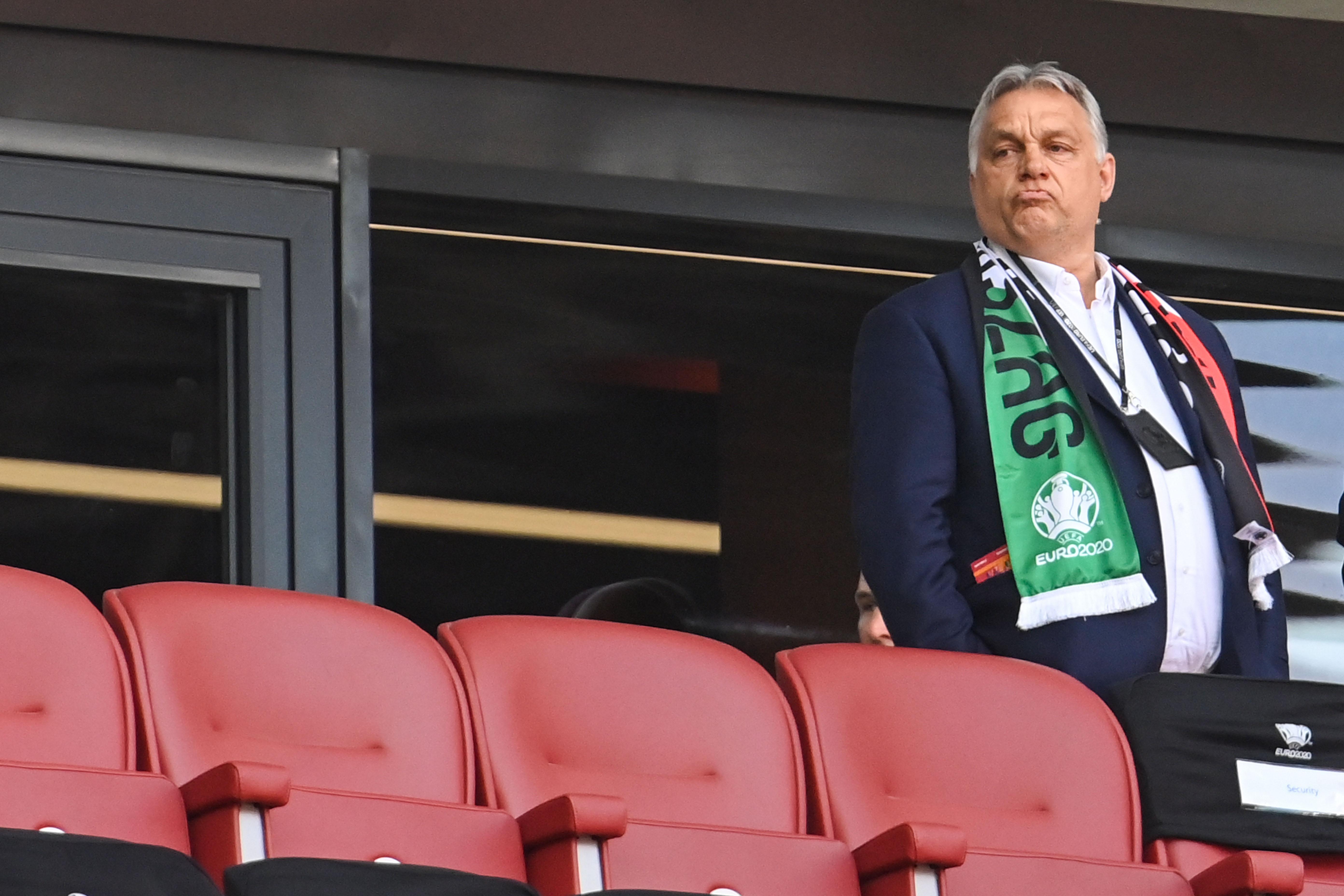 El primer ministro húngaro, Viktor Orban, es visto en las gradas antes del inicio del partido de fútbol del Grupo F de la UEFA EURO 2020 entre Hungría y Portugal en el Puskas Arena.