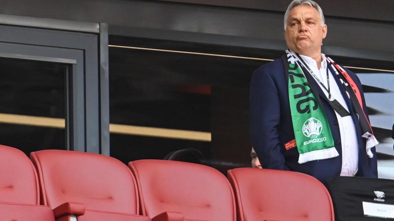 El primer ministro húngaro, Viktor Orban, es visto en las gradas antes del inicio del partido de fútbol del Grupo F de la UEFA EURO 2020 entre Hungría y Portugal en el Puskas Arena.