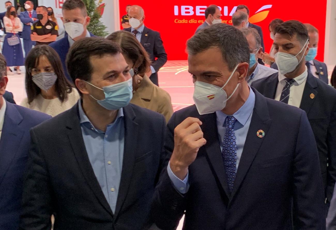 El presidente del Gobierno, Pedro Sánchez, y el secretario general del PSdeG, Gonzalo Caballero, hace unas semanas en FITUR (Foto: Europa Press).