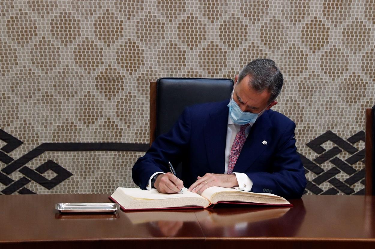 Imagen de archivo del rey Felipe VI firmando un libro. Fuente: Europa Press,