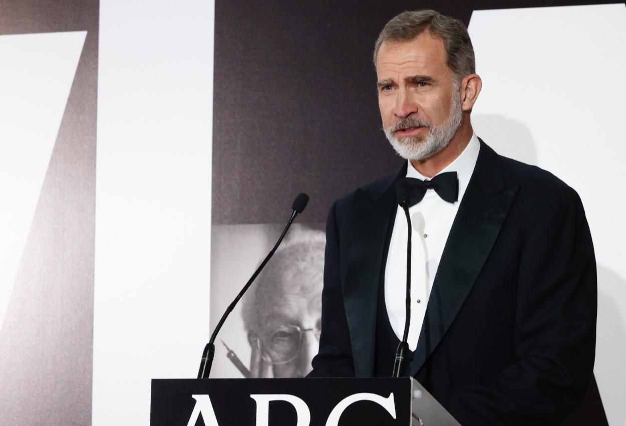 El rey Felipe VI da un discurso durante los Premios Mariano de Cavia del diario ABC