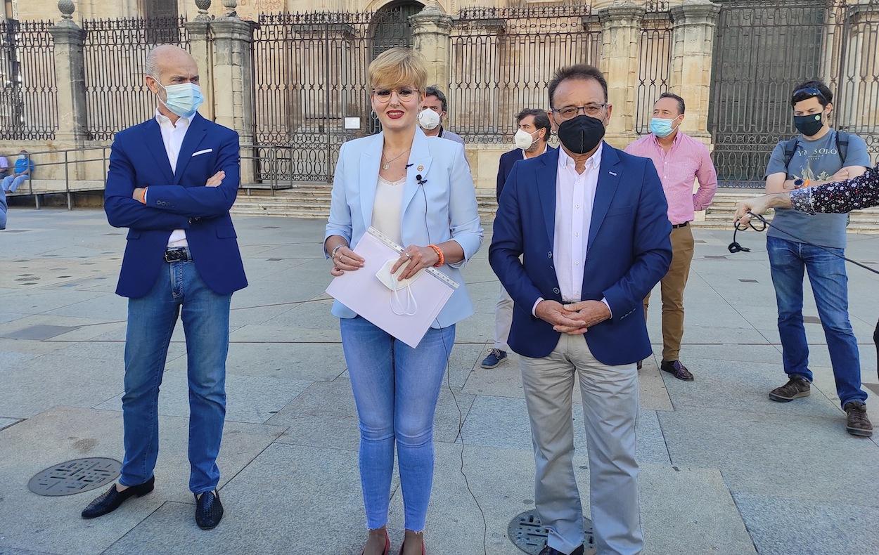 Francisco Díaz, María Cantos y Miguel Castro, los tres concejales de Cs en el Ayuntamiento de Jaén que han abandonado el gobierno local. EP