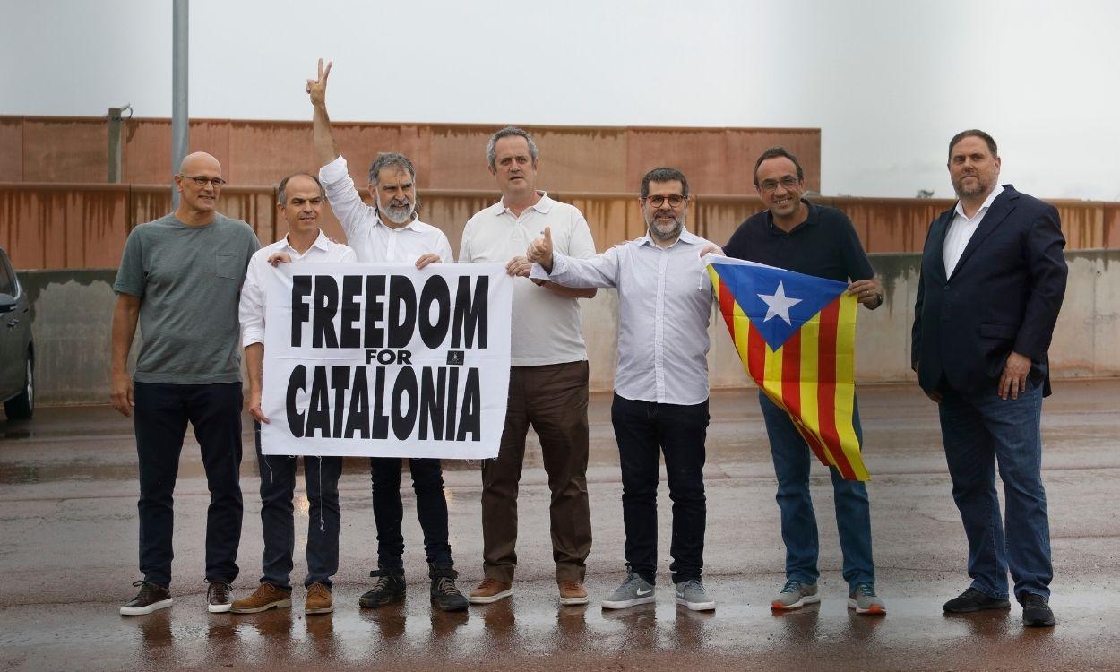 Los presos del procés salen de prisión con una pancarta pidiendo libertad para Cataluña. Europa Press.