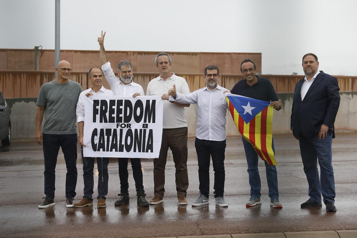 Junqueras, Forn, Rull, Turull, Romeva, Sànchez y Cuixart salen de Lledoners con el indulto