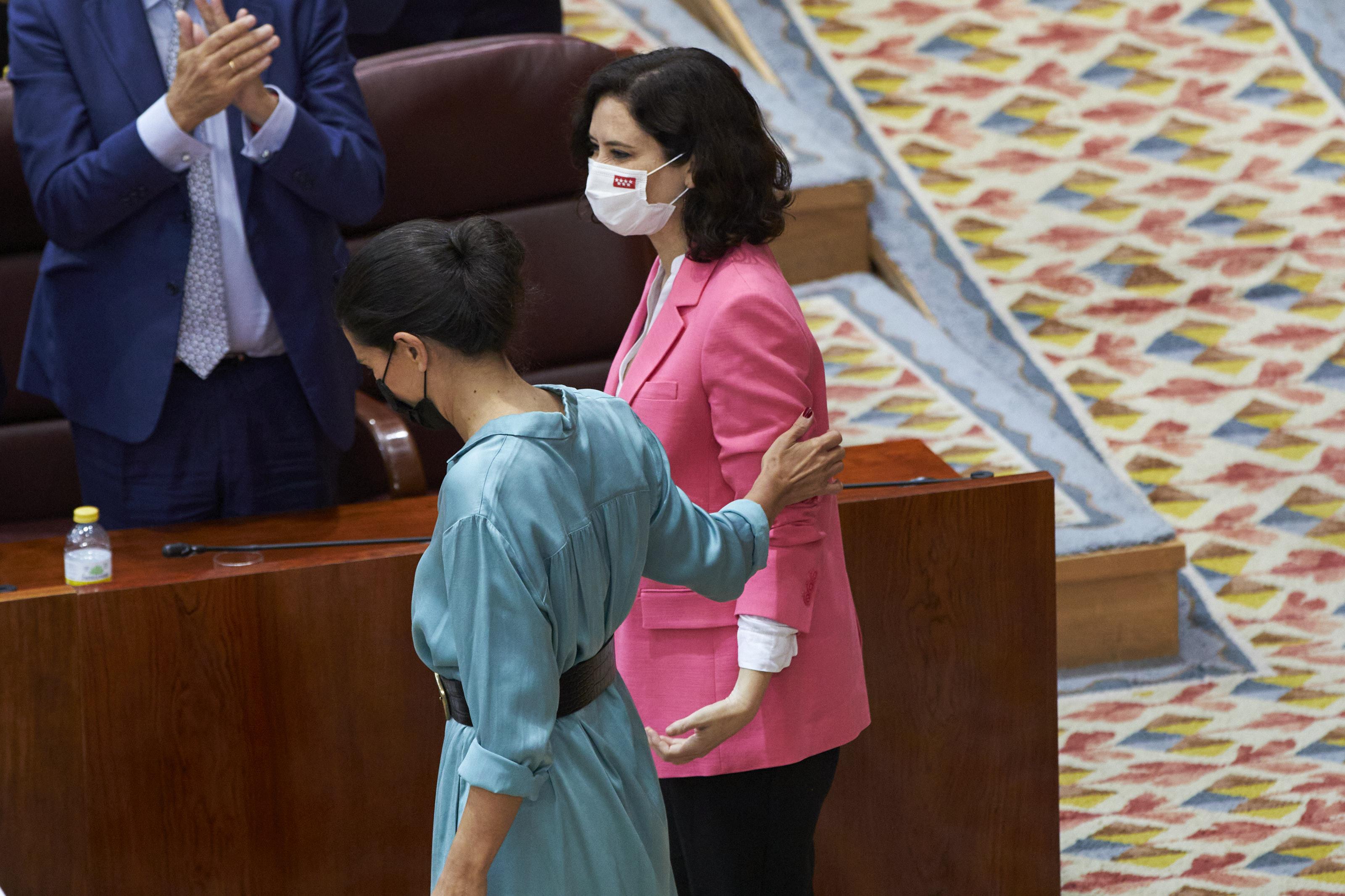 La candidata de Vox a las elecciones de la Comunidad de Madrid, Rocío Monasterio (i), se dirige a la presidenta en funciones de la Comunidad de Madrid, Isabel Díaz Ayuso; durante la segunda sesión del pleno de investidura de Ayuso, a 18 de junio de 2021, 