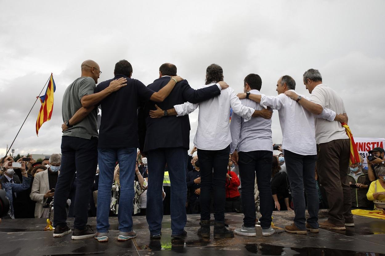 Siete de los indultados del 'procés', a su salida de la cárcel de Lledoners. EP