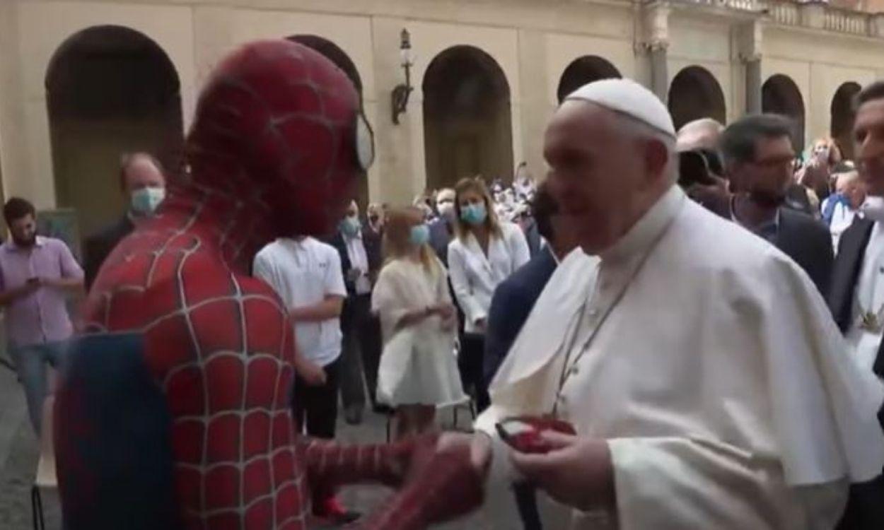 El Papa Francisco saluda a 'Spiderman' en una audiencia. YouTube.