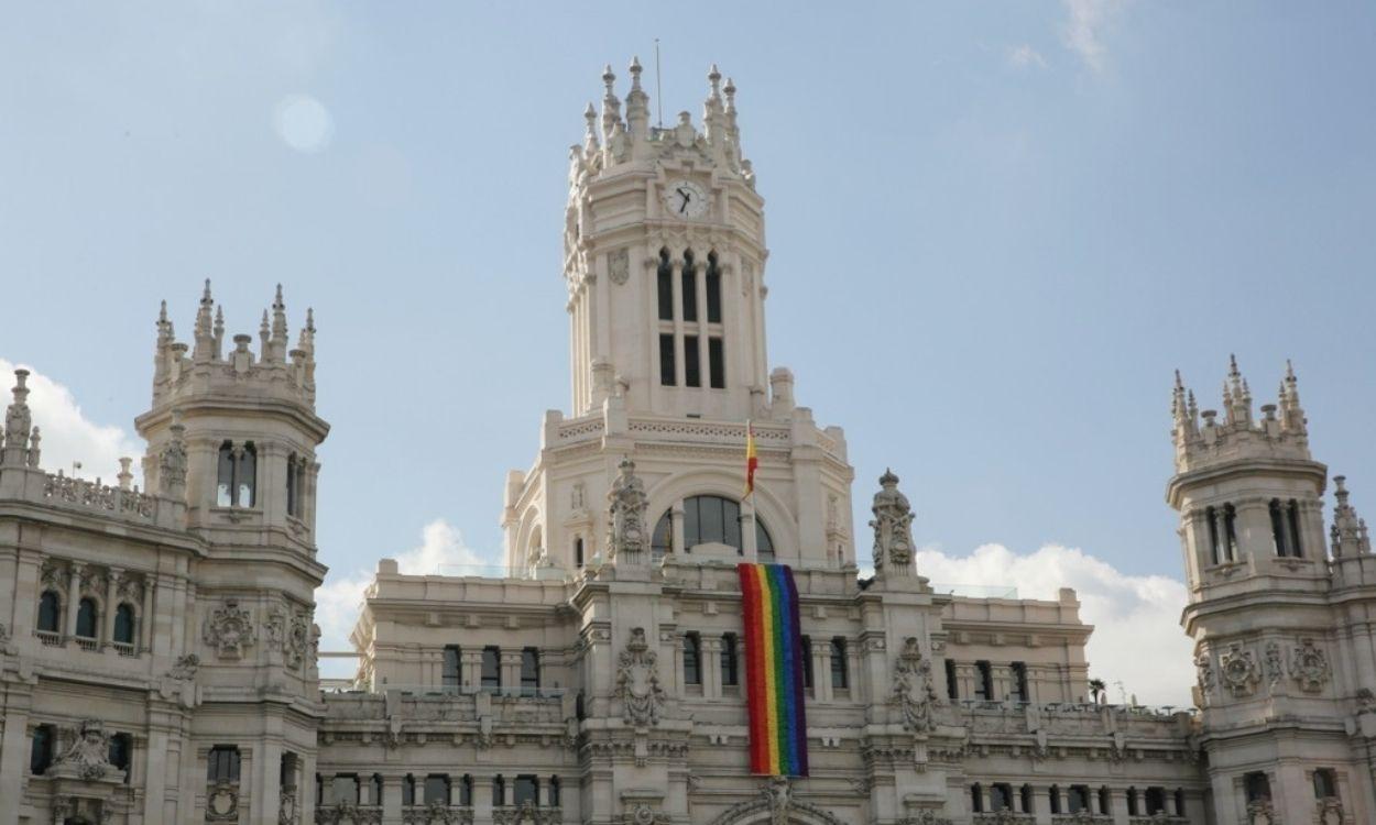 La bandera arcoíris ondeando en el Palacio de Cibeles en 2017    ARCHIVO EP