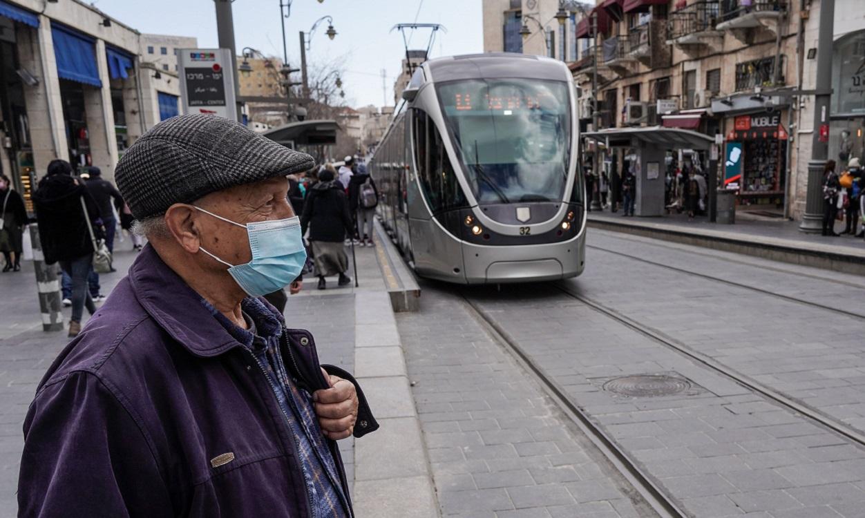 Personas con mascarilla en Jerusalén. Nir Alon. Zuma Press