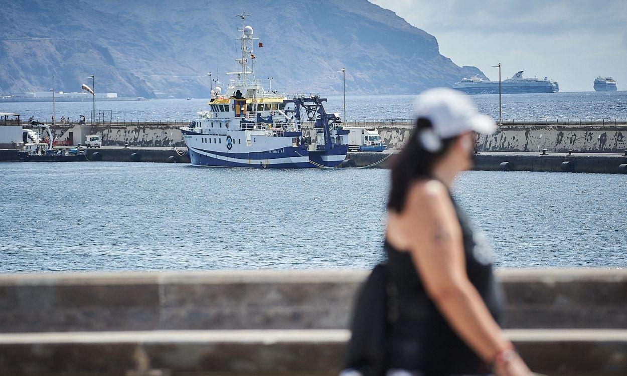 Una mujer pasa por delante del buque oceanográfico 'Ángeles Alvariño' que parte del puerto de Santa Cruz de Tenerife. EP.