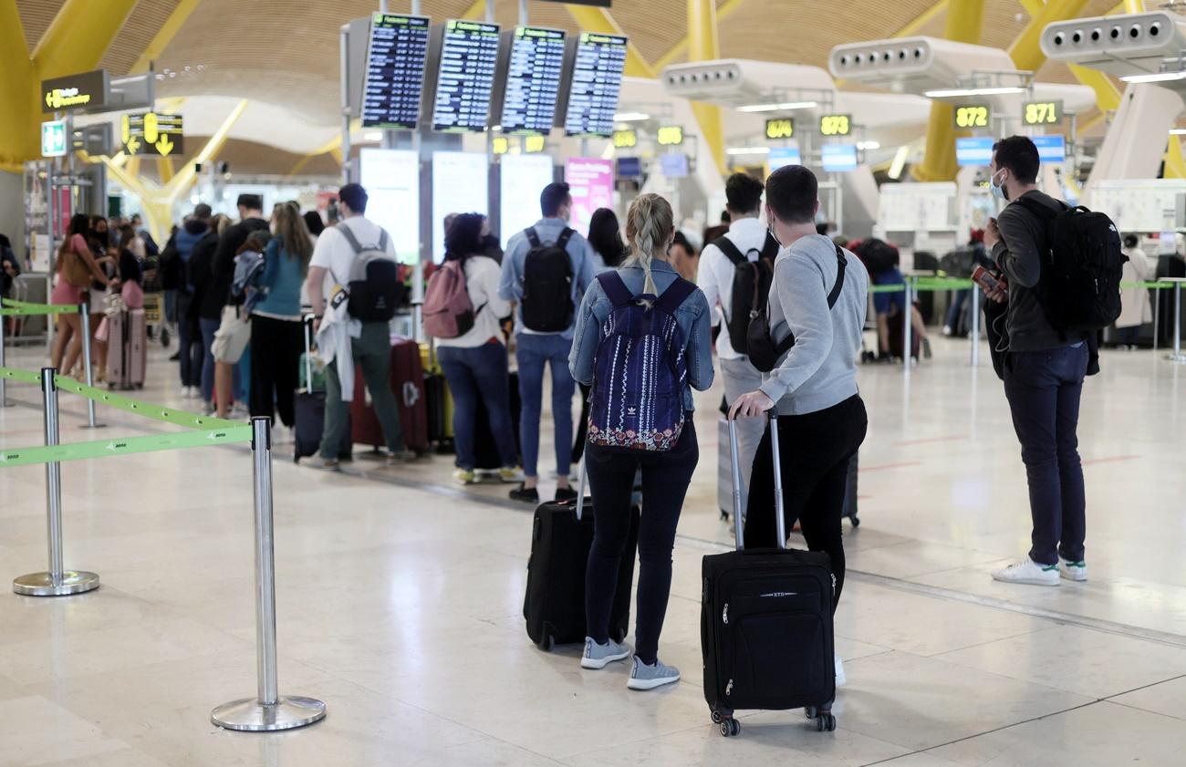 Viajeros en el aeropuerto de Madrid Barajas