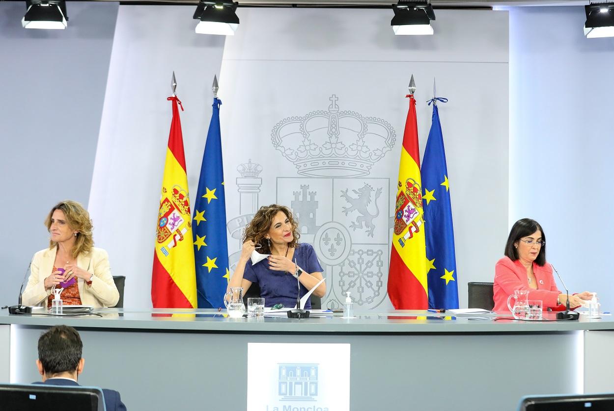 La vicepresidenta cuarta del Gobierno y ministra de Transición Ecológica y Reto Demográfico, Teresa Ribera; la ministra portavoz y de Hacienda, María Jesús Montero y la ministra de Sanidad, Carolina Darias. Europa Press