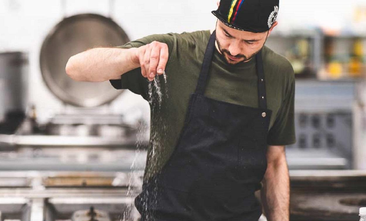 Una persona prepara un plato. Foto Wetaca