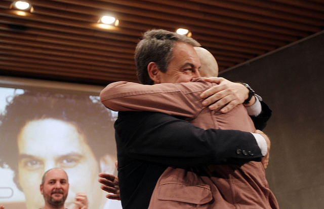 José Luis Rodíguez Zapatero abraza a Pedro Zerolo.