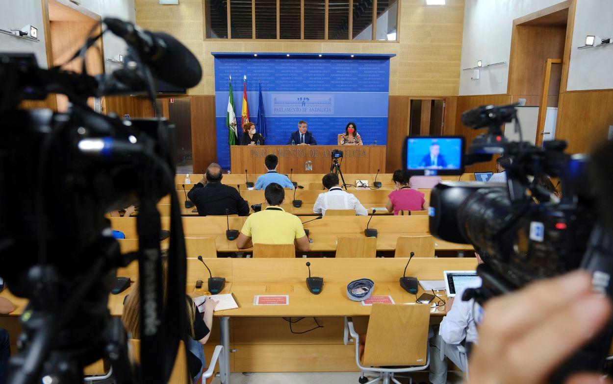 Juan Espadas, hoy en rueda de prensa en el Parlamento. Sus mensajes han estado a la altura de la expectación suscitada.