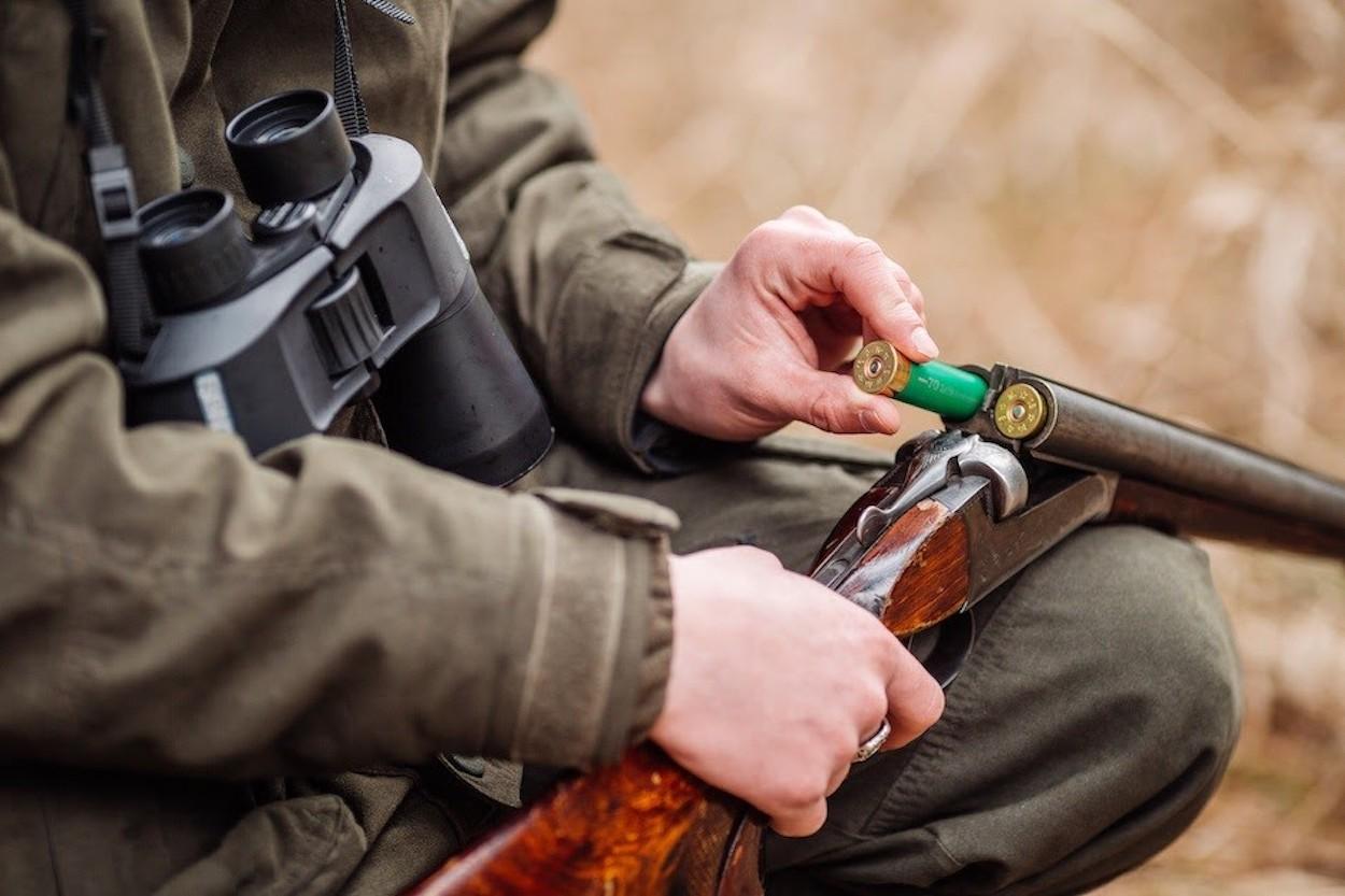 Un cazador carga un cartucho en una escopeta. Europa Press