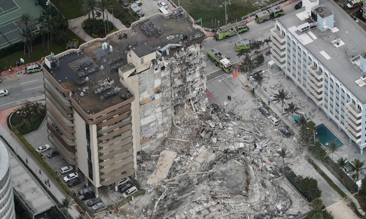 Derrumbe del edificio de viviendas en Miami. AMY BETH BENNETT. ZUMA PRESS