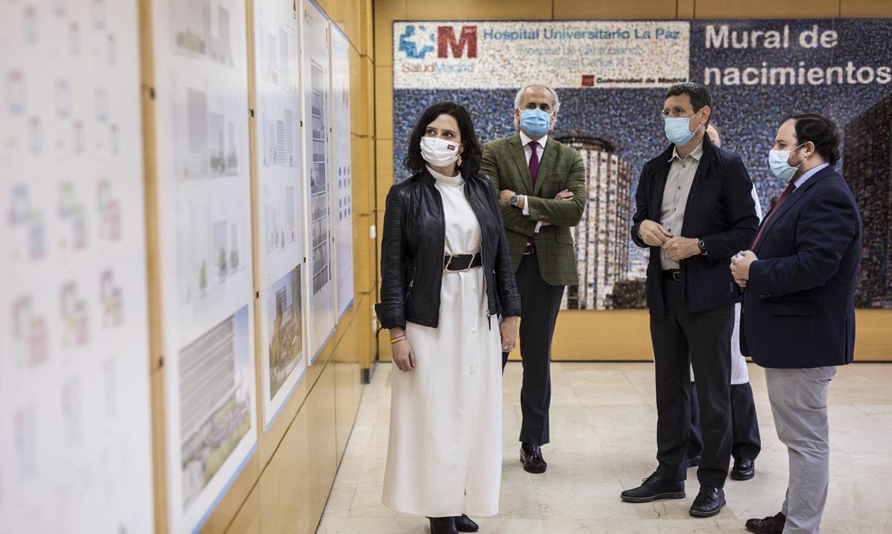 La presidenta de la Comunidad de Madrid, Isabel Díaz Ayuso y el consejero de Sanidad de la Comunidad de Madrid, Enrique Ruiz Escudero durante su visita al Hospital Universitario La Paz. EP