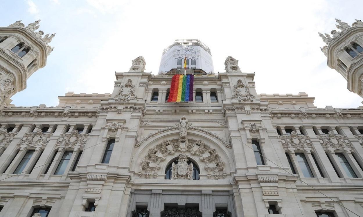 La bandera LGBTI en Cibeles. Archivo