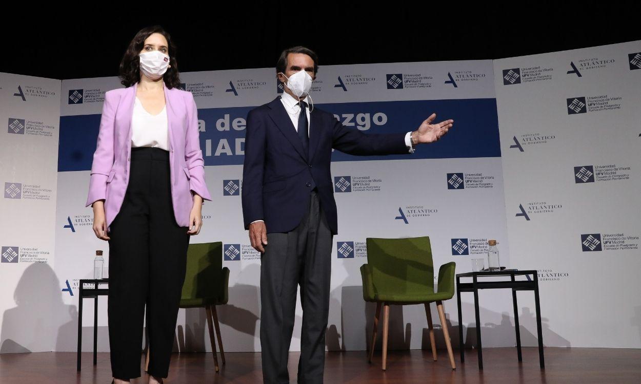 La presidenta de la Comunidad de Madrid, Isabel Díaz Ayuso, y el expresidente del Gobierno, José María Aznar, en el Aula de Liderazgo del Instituto Atlántico. Europa Press. 