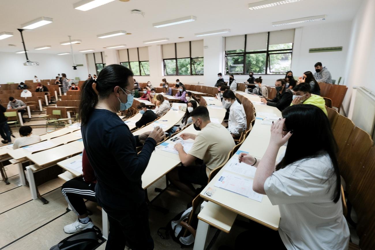 Imagen de estudiantes gallegos en Santiago de Compostela hace unos días minutos antes de iniciar los exámenes de accesos a la universidad (Foto: Europa Press).