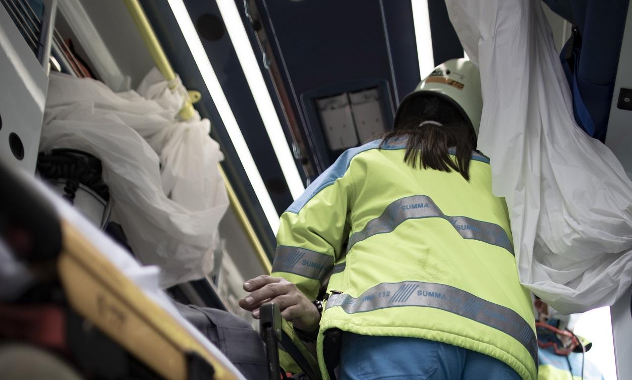 Un trabajador de una UVI móvil del SUMMA 112 atiende a una persona durante una jornada de trabajo. Eduardo Parra / Europa Press