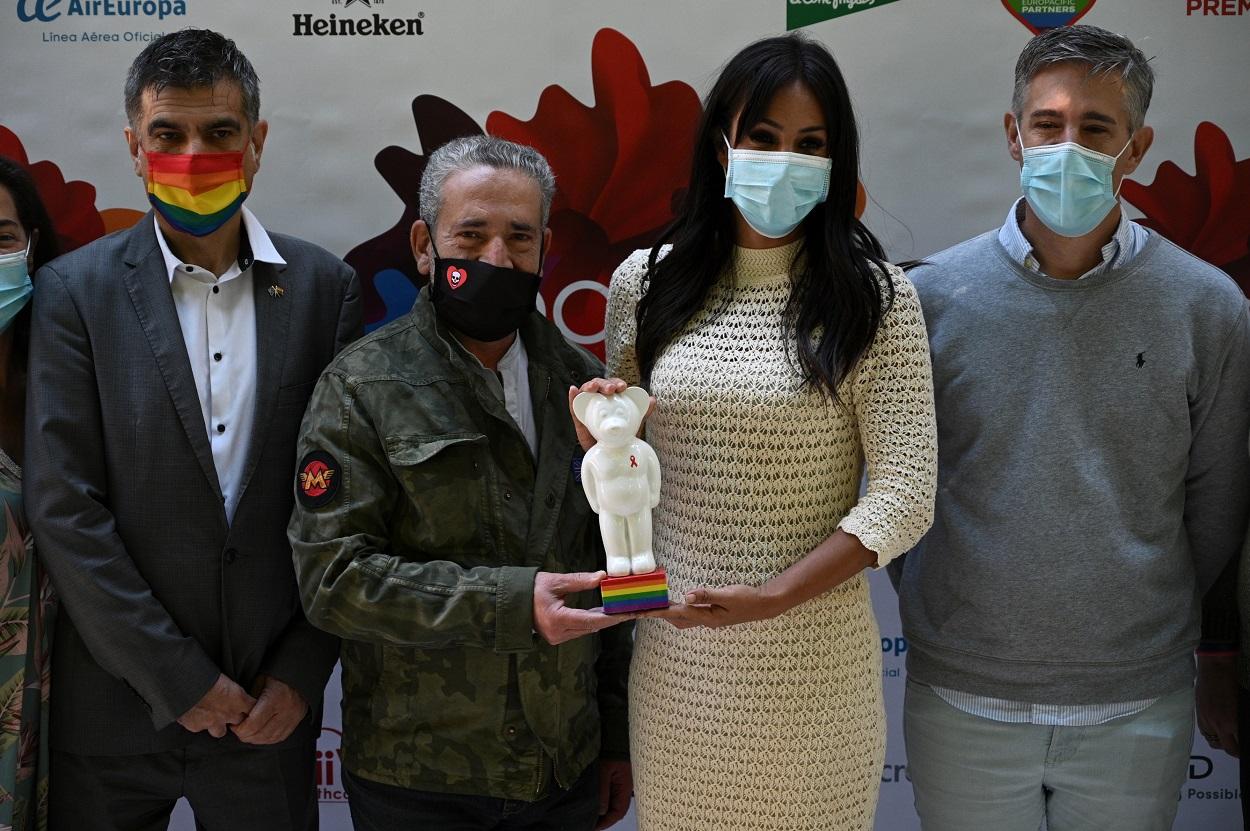 La vicealcaldesa de Madrid, Begoña Villacís, sostiene una estatuilla junto a otros asistentes, entre otros, el coordinador de MADO, Juan Carlos Alonso (1i), durante la presentación de la programación oficial de MADO 2021. Óscar Cañas / Europa Press