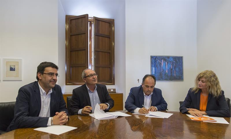 PSOE-A y Ciudadanos firman el "acuerdo de investidura" 